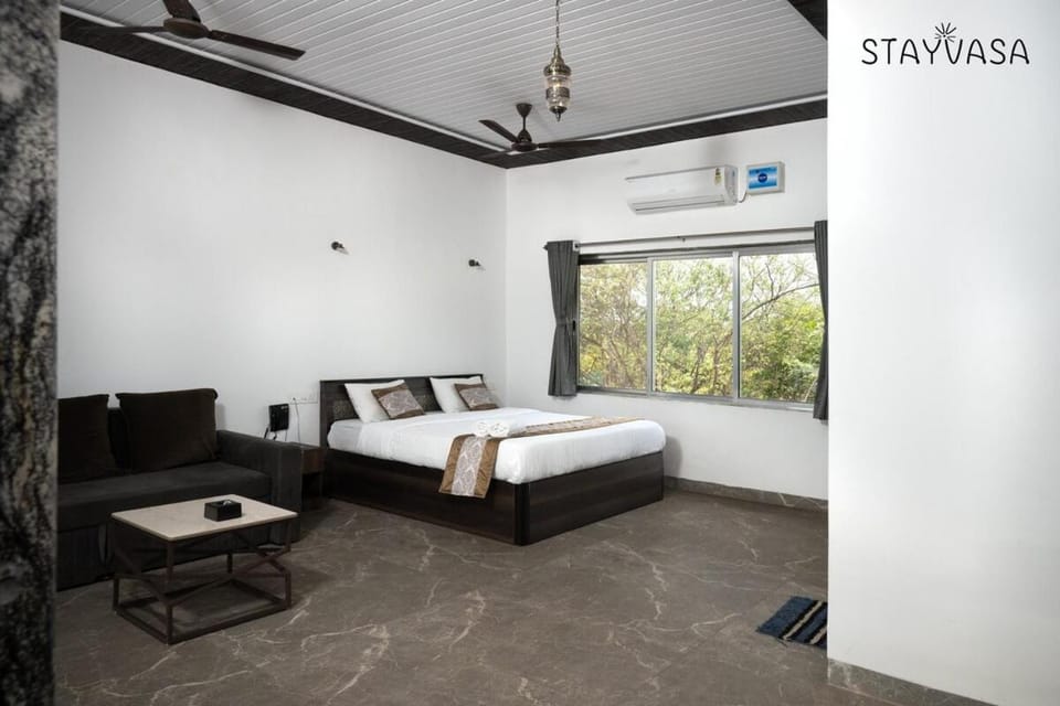 Bed, TV and multimedia, Bedroom, towels, air conditioner