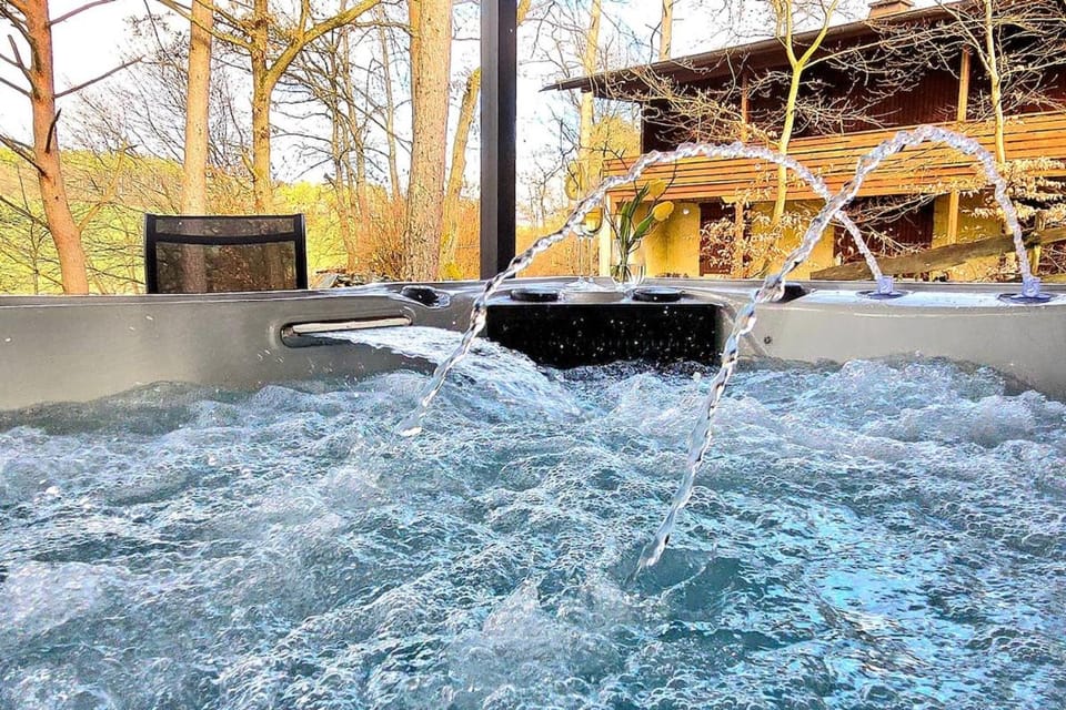 Chalet Waldnest mit Whirlpool und Naturblick Eifel Chalet in Vulkaneifel