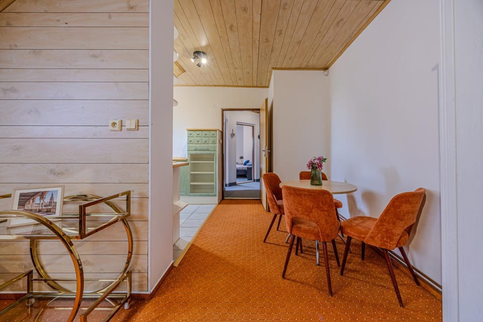 Seating area, Dining area