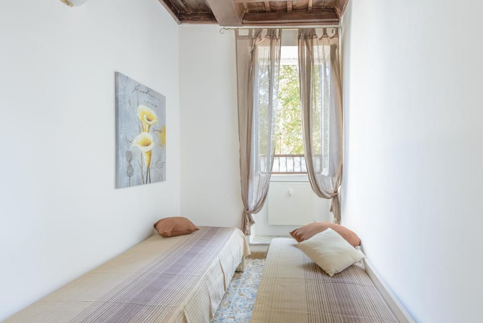 Bed, Bedroom, City view, Landmark view
