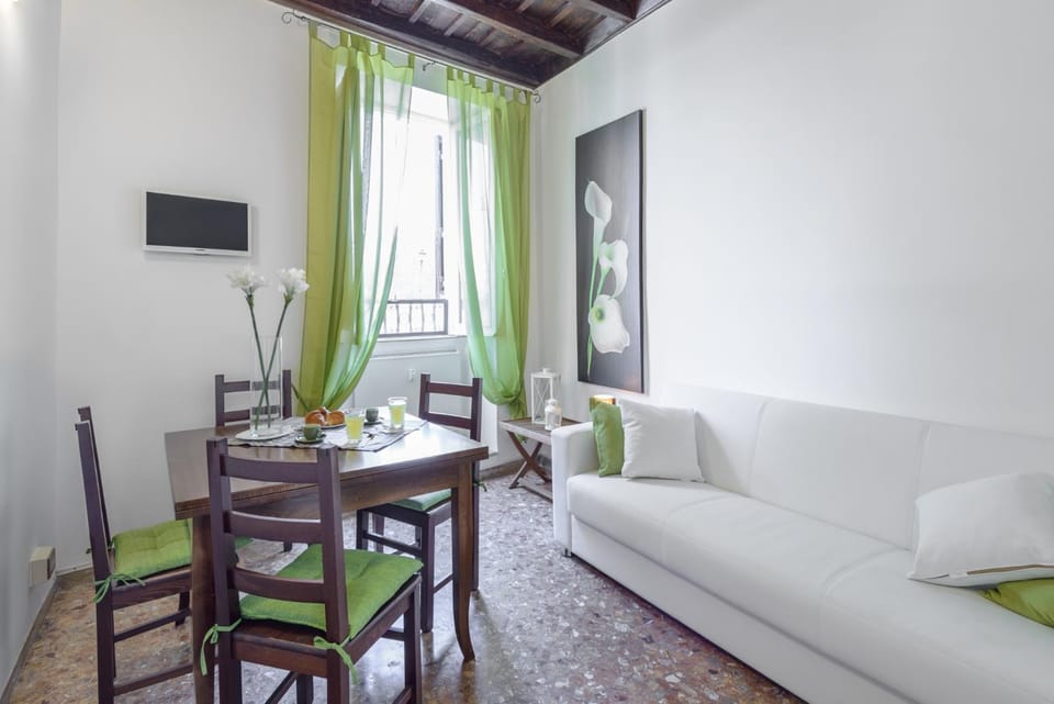 Living room, Seating area, Dining area, City view, Landmark view