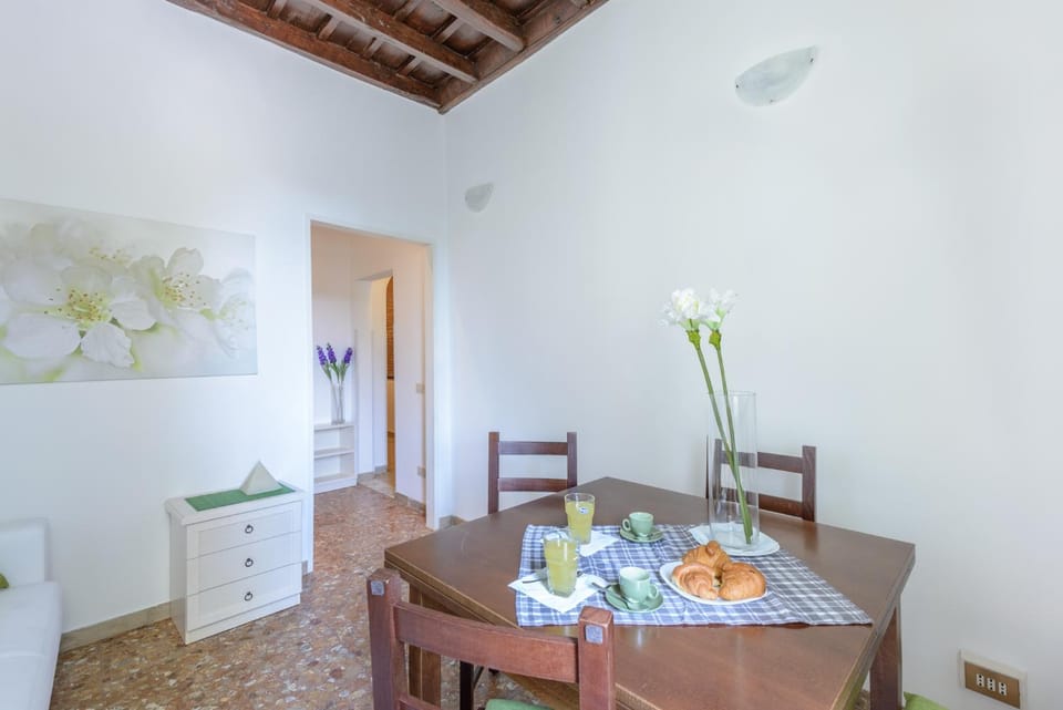 TV and multimedia, Living room, Seating area, Dining area, City view, Landmark view