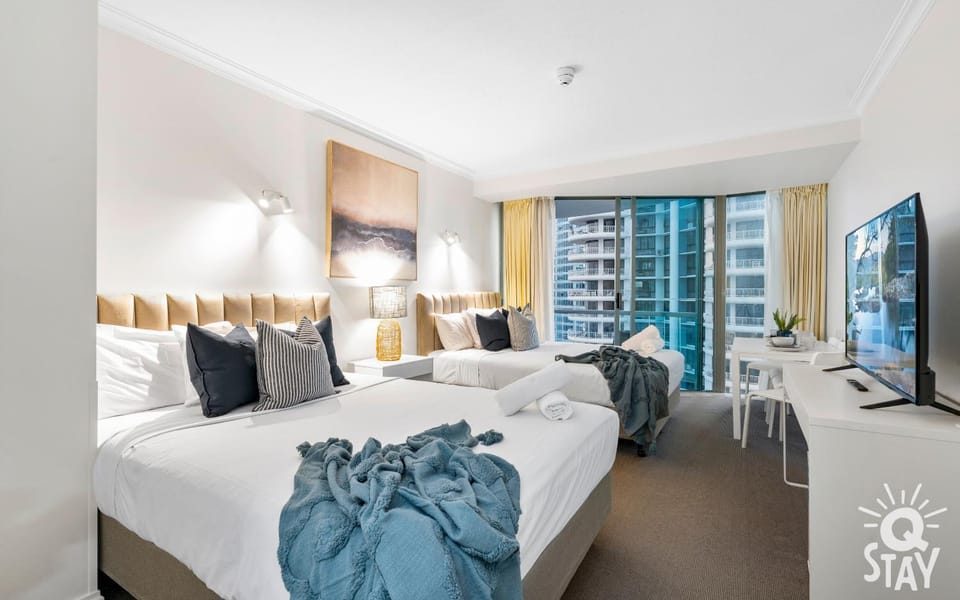 Bed, TV and multimedia, Photo of the whole room, Bedroom