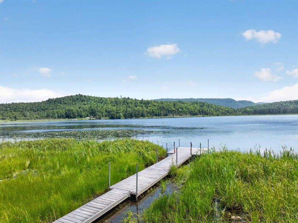 Spa & Lake access - Le Bois Loup Chalet in Shawinigan