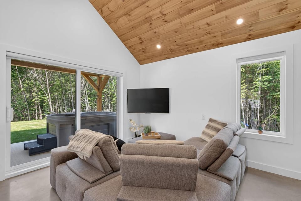 Spa & Lake access - Le Bois Loup Chalet in Shawinigan