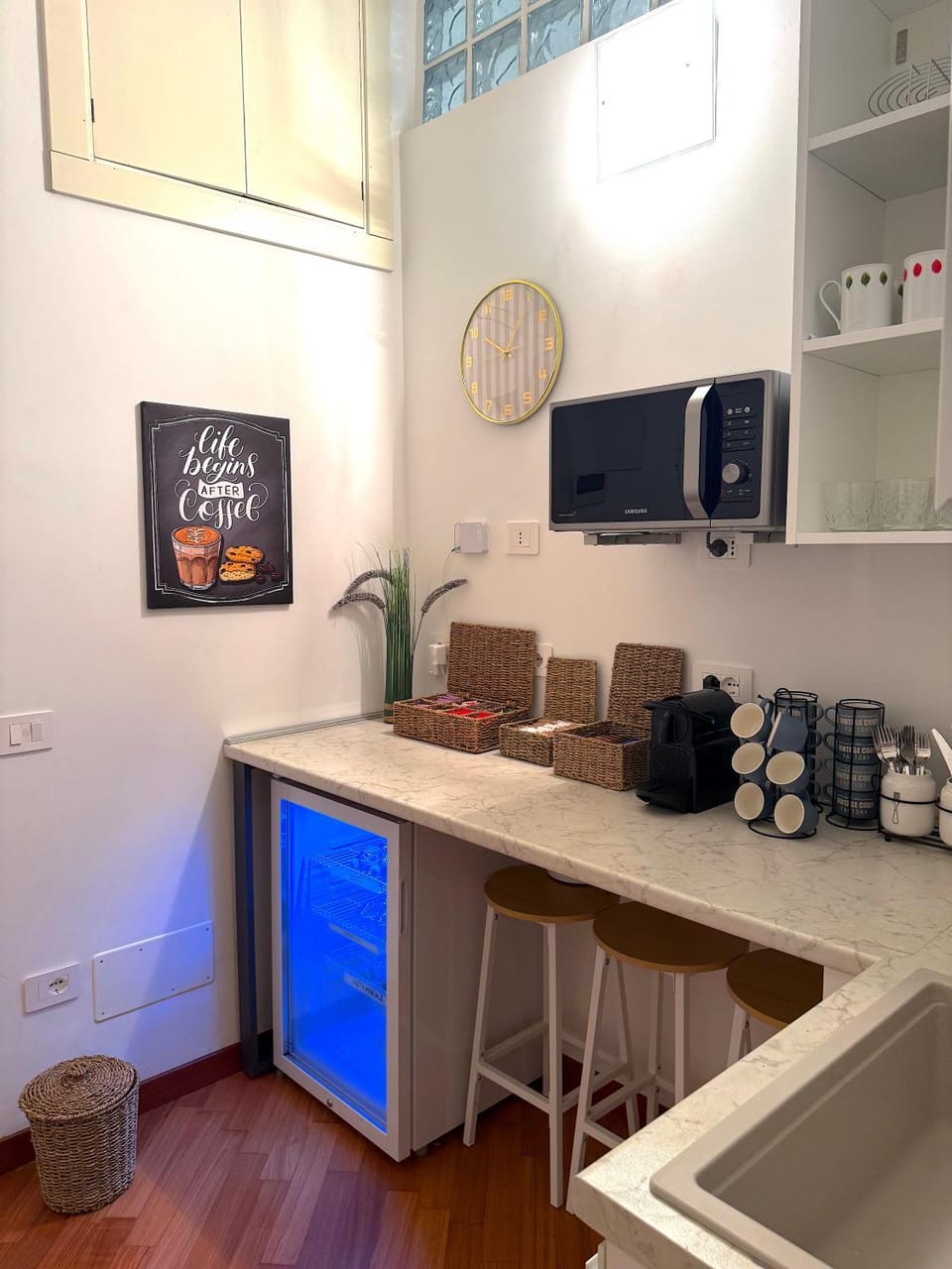 Restaurant/places to eat, Kitchen or kitchenette