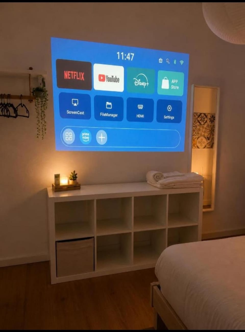 Bed, TV and multimedia, Photo of the whole room, Bedroom, Text overlay