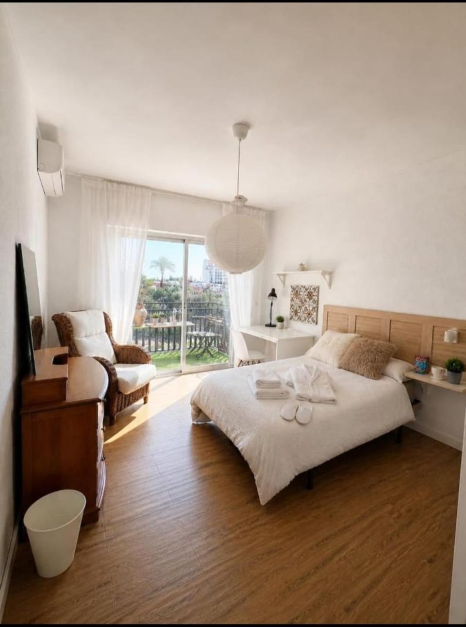 Bed, Living room, Photo of the whole room, Seating area, Bedroom, towels