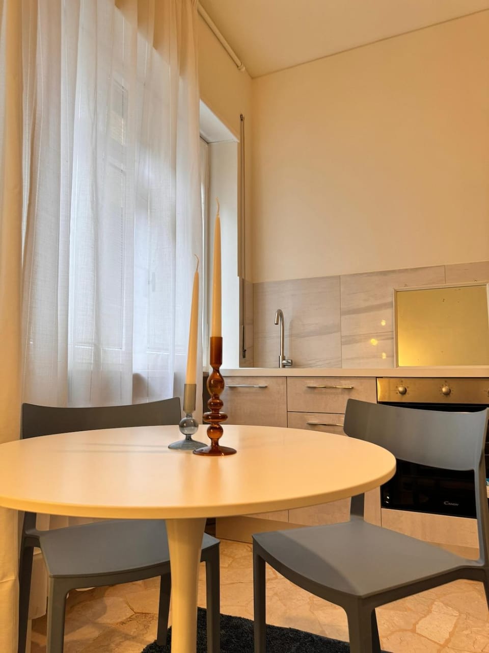 Kitchen or kitchenette, Seating area, Dining area