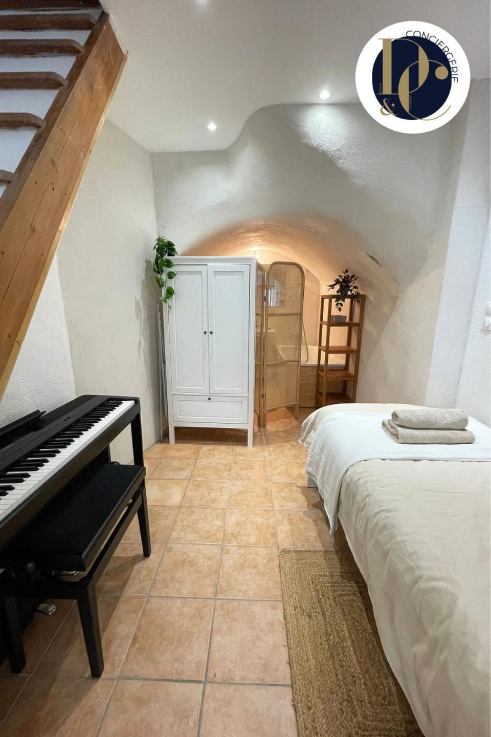 Bed, Photo of the whole room, Bedroom