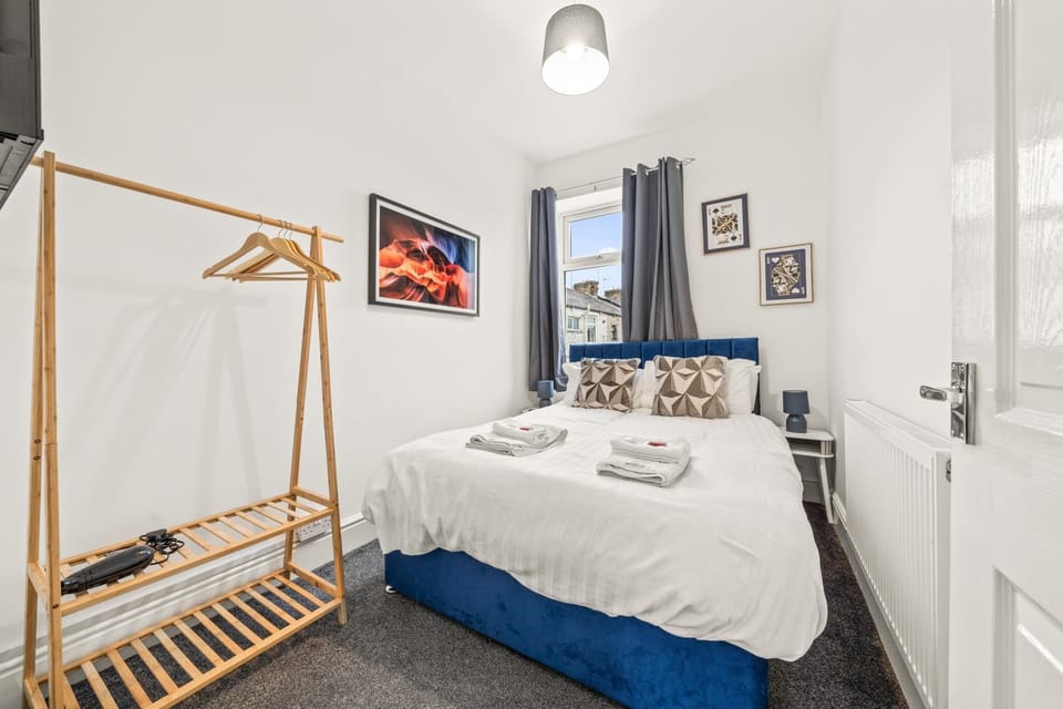Bed, Photo of the whole room, Bedroom, wardrobe