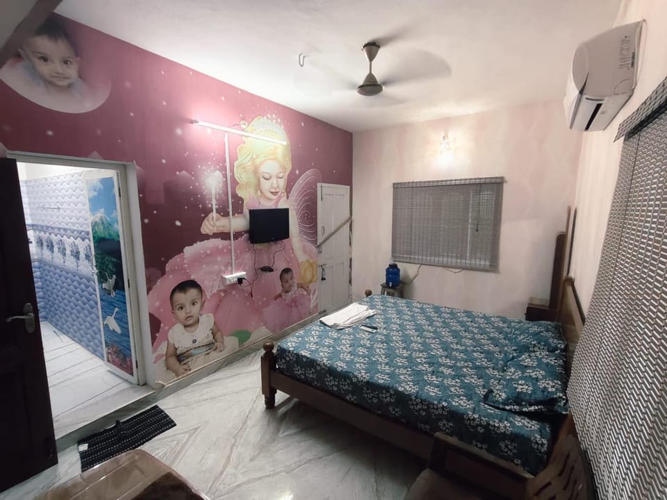 Bed, TV and multimedia, Bedroom