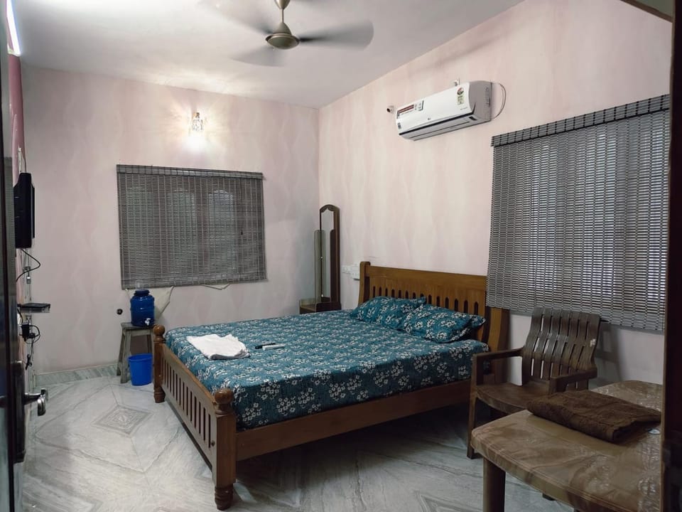 Bed, Photo of the whole room, Bedroom, air conditioner
