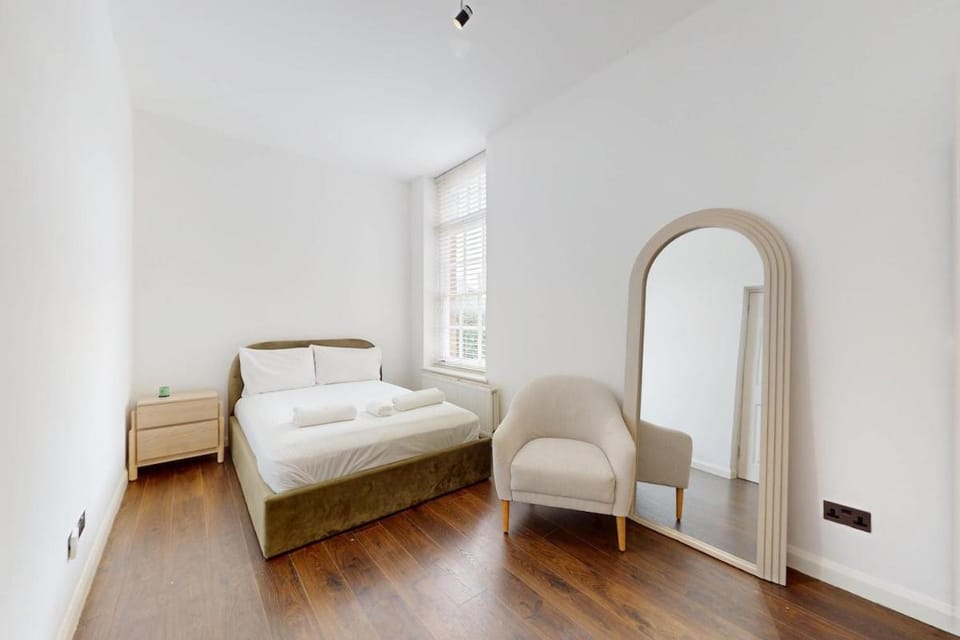 Bright 1BR Flat with Communal Garden and Parking Apartment in Enfield
