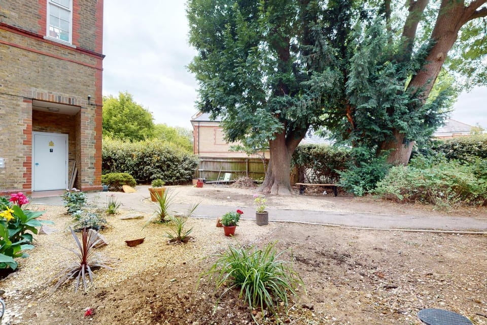 Bright 1BR Flat with Communal Garden and Parking Apartment in Enfield