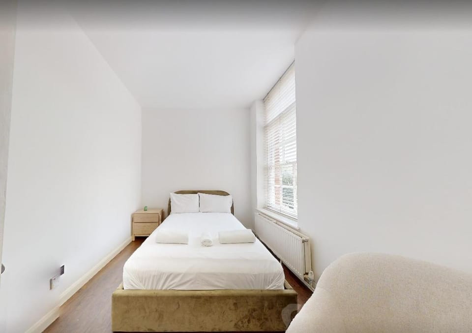 Bright 1BR Flat with Communal Garden and Parking Apartment in Enfield