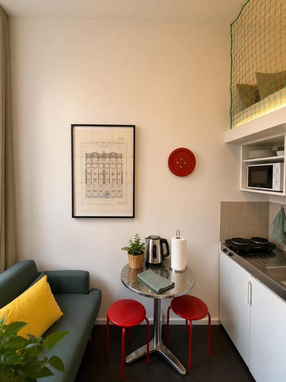 Coffee/tea facilities, Kitchen or kitchenette, Living room, Seating area