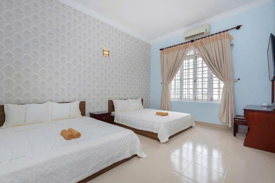 Bed, Photo of the whole room, Bedroom, air conditioner