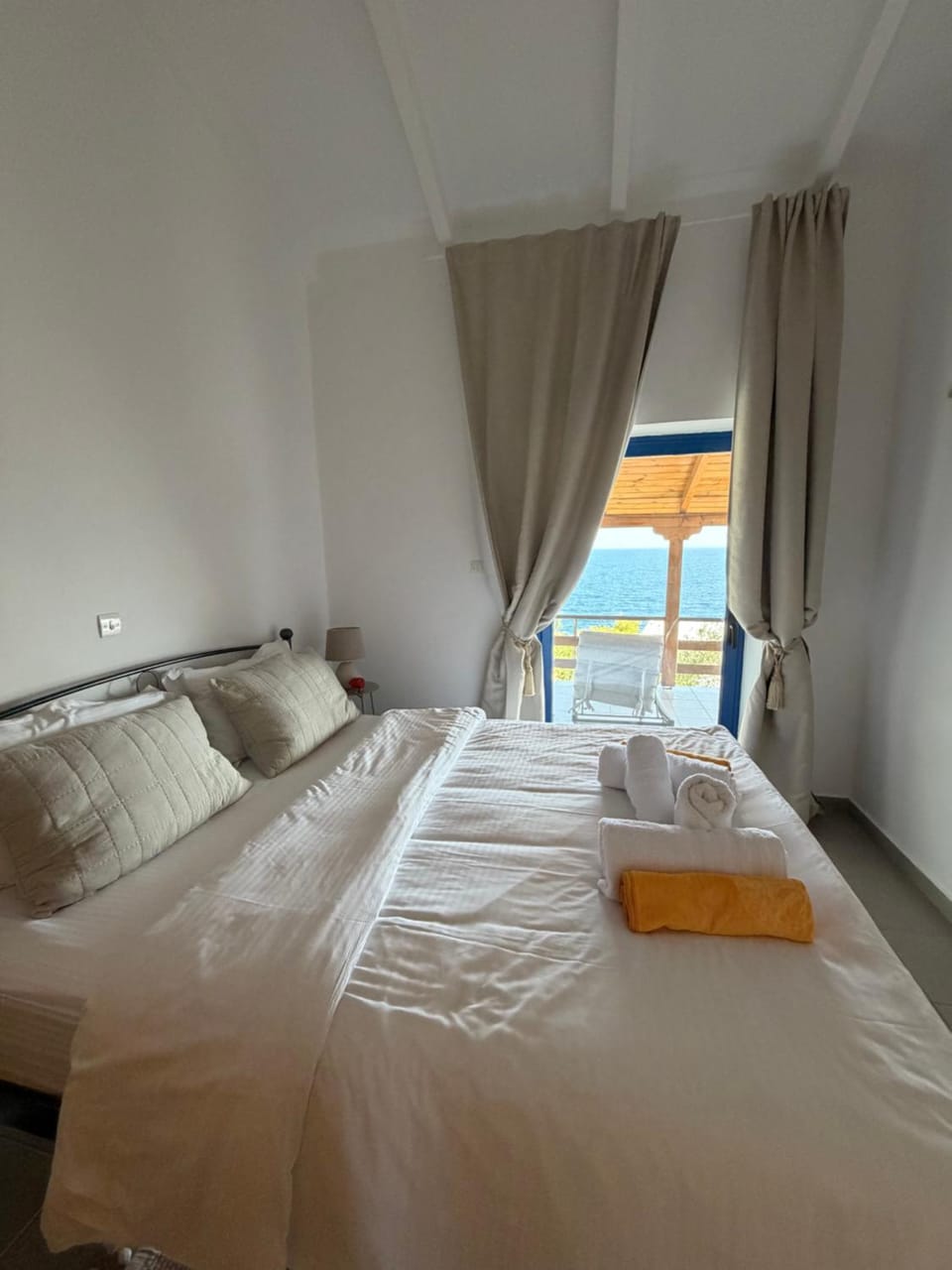 Bed, Bedroom, Sea view