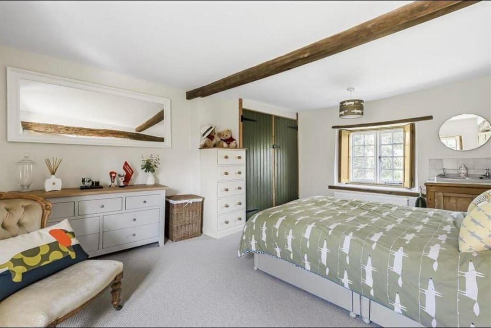 Bed, Kitchen or kitchenette, Living room, Seating area, Bedroom