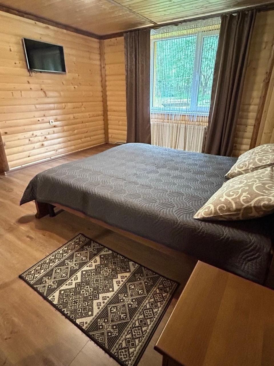 Bed, TV and multimedia, Photo of the whole room, Bedroom