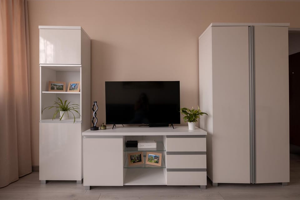 Communal lounge/ TV room, TV and multimedia, wardrobe