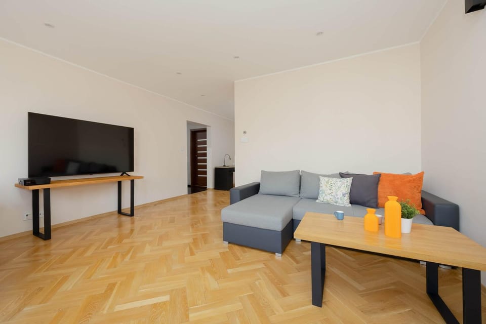 TV and multimedia, Living room, Seating area, Evening entertainment