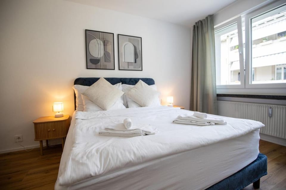 Bed, Bedroom, towels