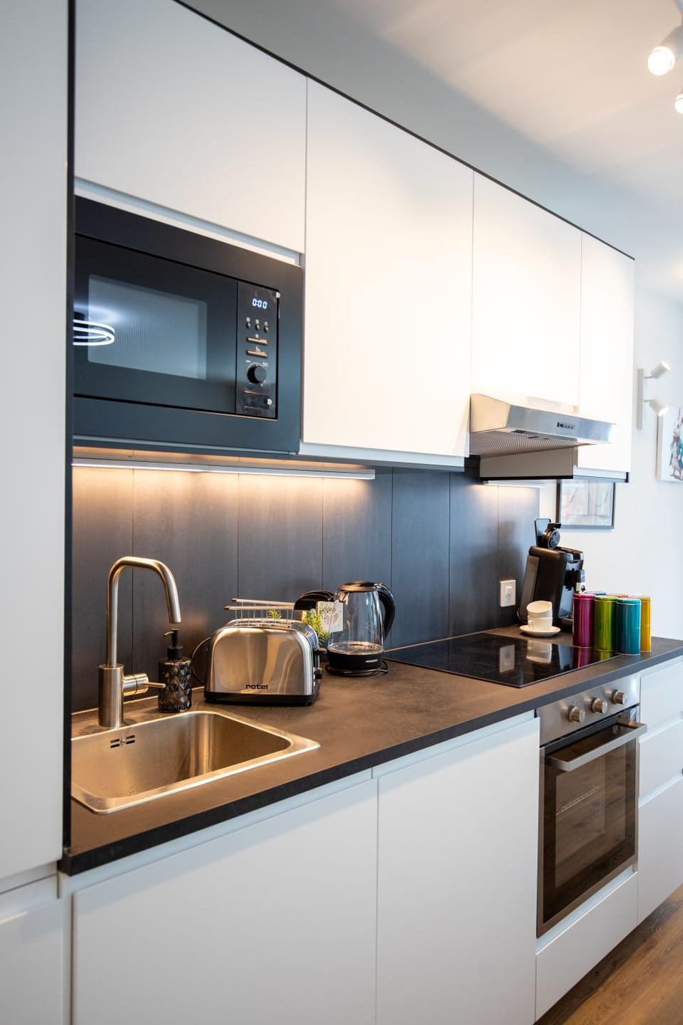 Coffee/tea facilities, Kitchen or kitchenette, dishwasher, stove, toaster