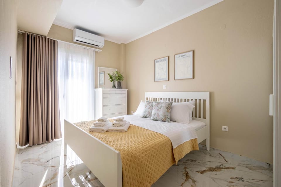 Bed, Bedroom, towels, air conditioner