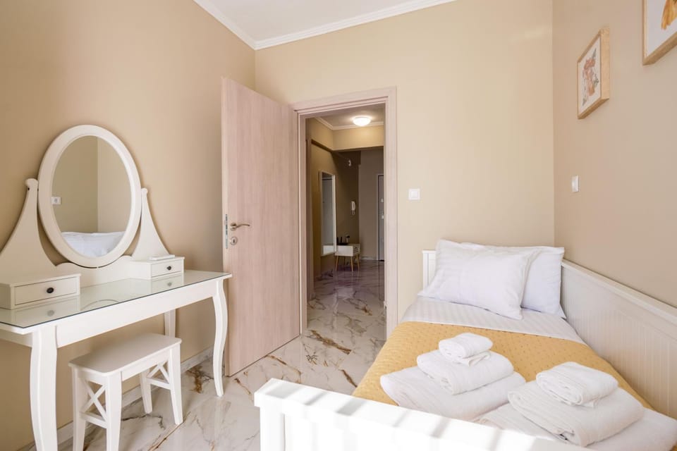 Bed, Bedroom, towels