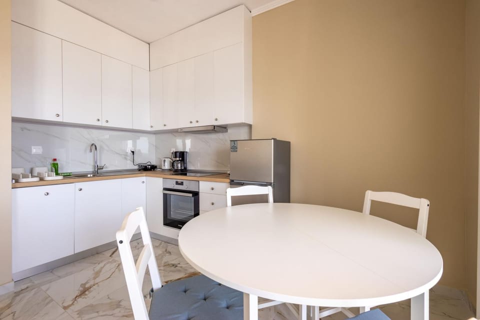 Kitchen or kitchenette, Dining area, oven, stove