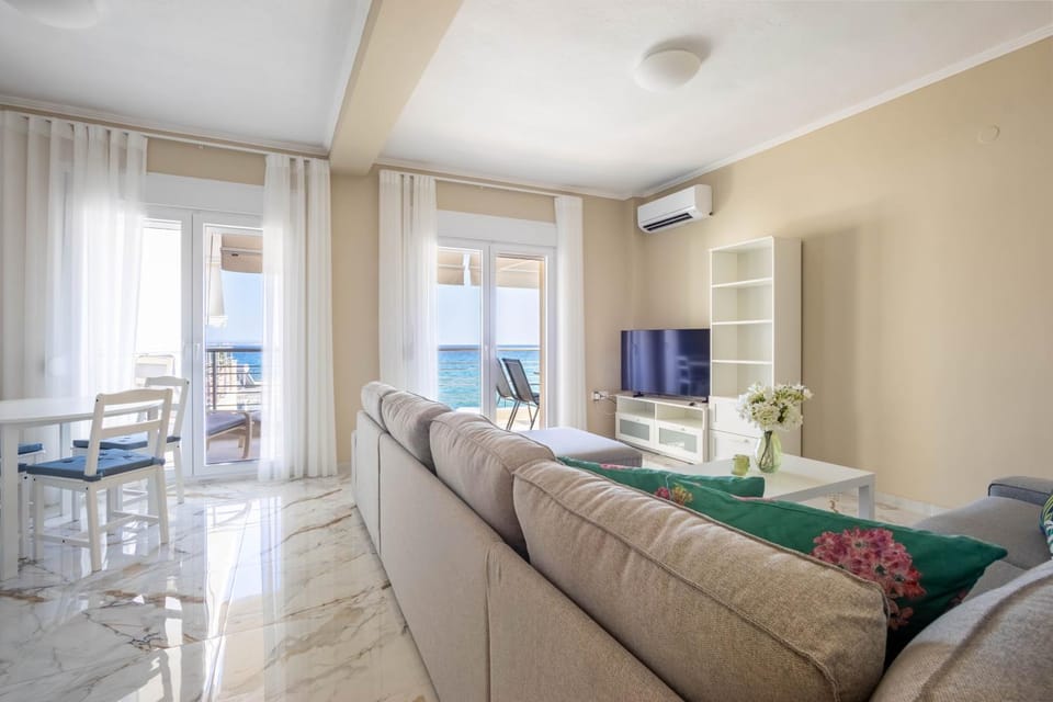 Communal lounge/ TV room, TV and multimedia, Living room, Seating area, air conditioner