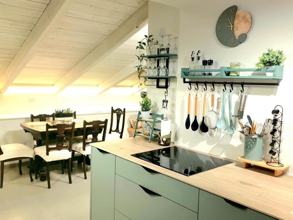 Stylish Rooftop Loft Near Tel Aviv & Airport Apartment in Tel Aviv District