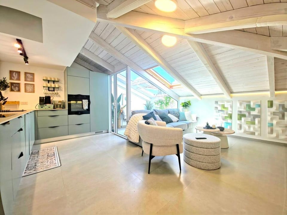 Stylish Rooftop Loft Near Tel Aviv & Airport Apartment in Tel Aviv District