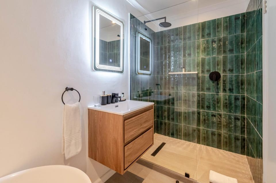 The Nova Stylish 2BR Pool & Parking Apartment in Cape Town