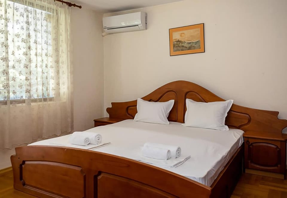 Bed, Bedroom, air conditioner