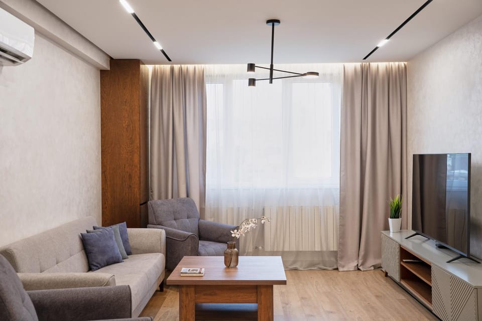 Communal lounge/ TV room, TV and multimedia, Living room, Seating area, air conditioner