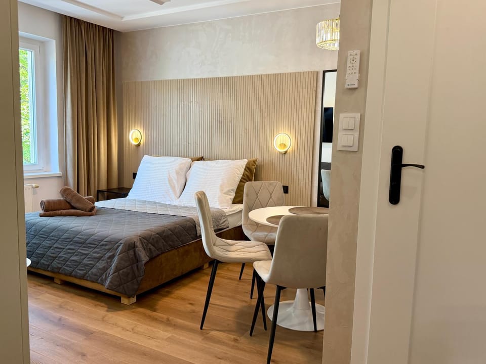 Bed, Living room, Photo of the whole room, Seating area, Bedroom
