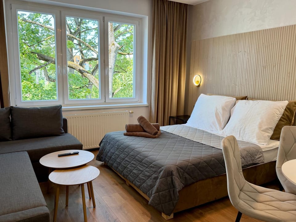 Bed, Living room, Photo of the whole room, Seating area, Bedroom, towels