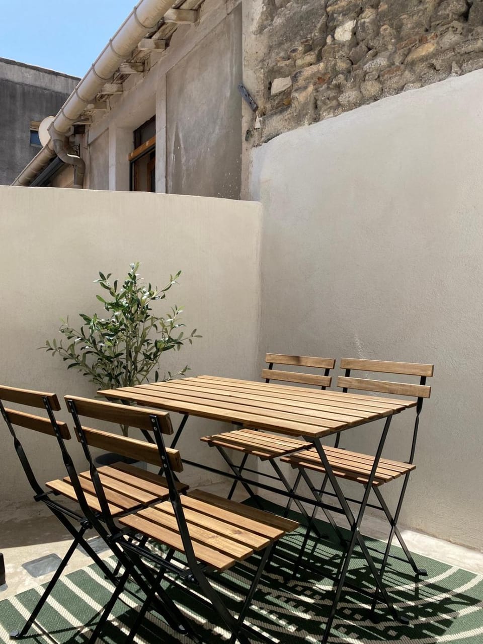 Patio, Day, Dining area