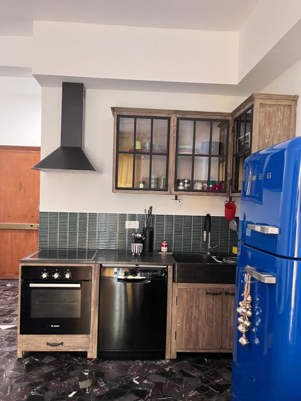 Kitchen or kitchenette, dishwasher, minibar, oven, stove