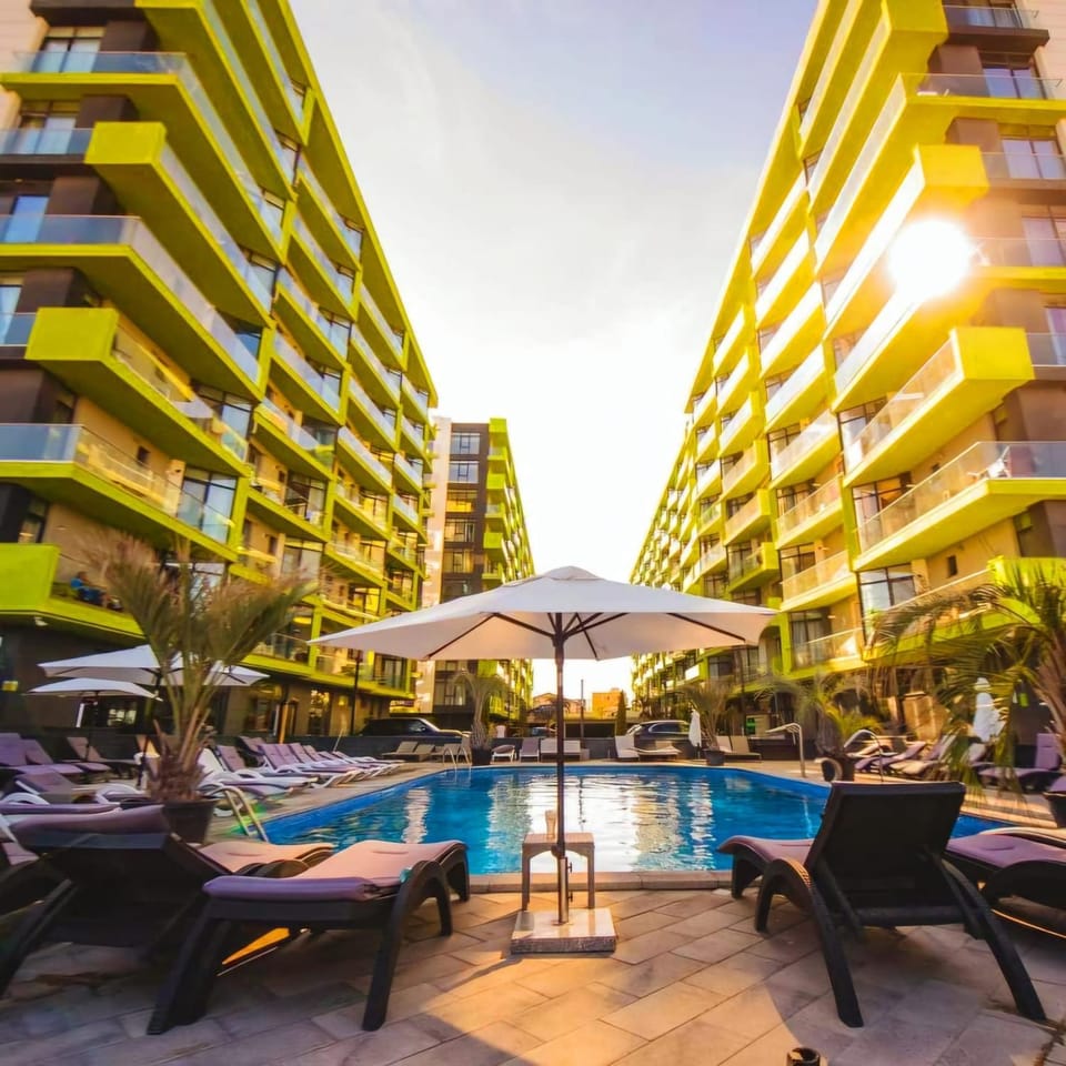 Beach Side Alezzi Luxury Large Apartment - Beach Pool & Spa Resort la 10 m de plaja Apartment in Constanța County