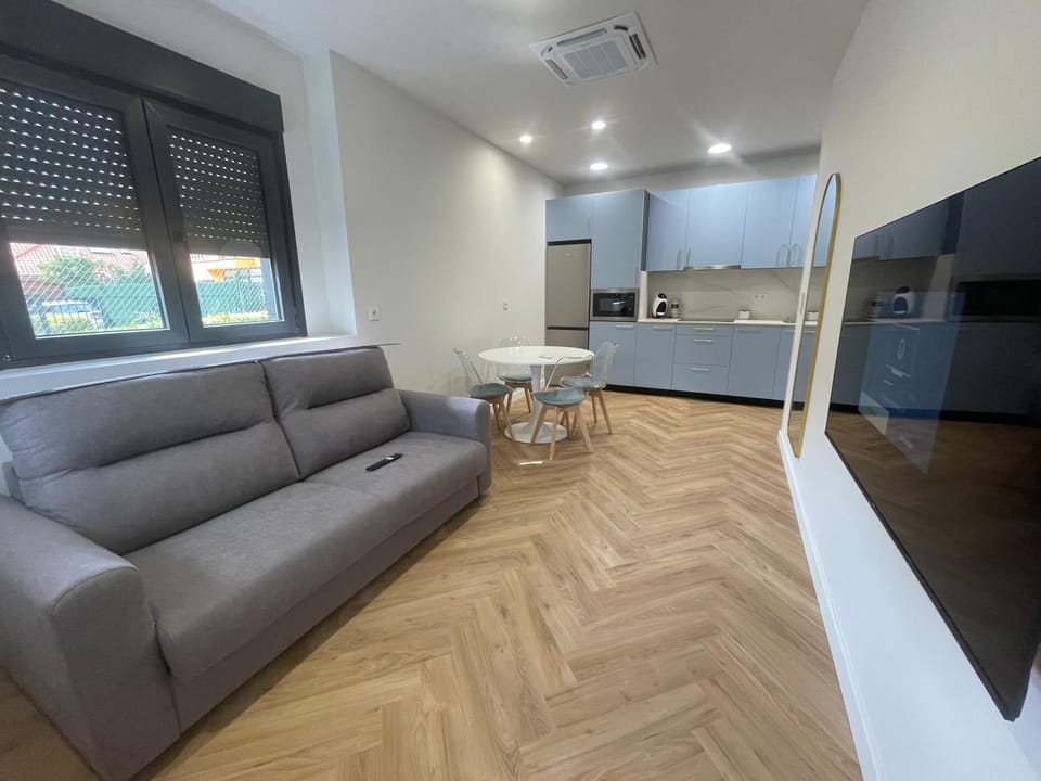 TV and multimedia, Kitchen or kitchenette, Living room, Seating area, Dining area