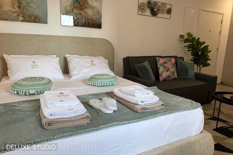 Bed, towels