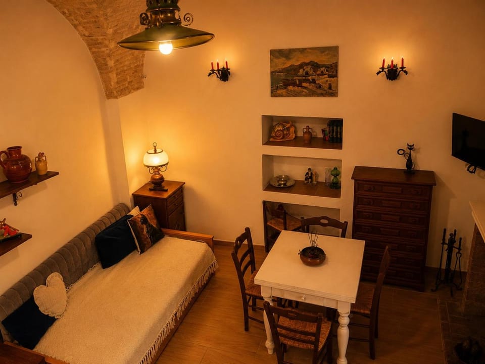 Bed, TV and multimedia, Living room, Photo of the whole room, Seating area, Dining area, Bedroom