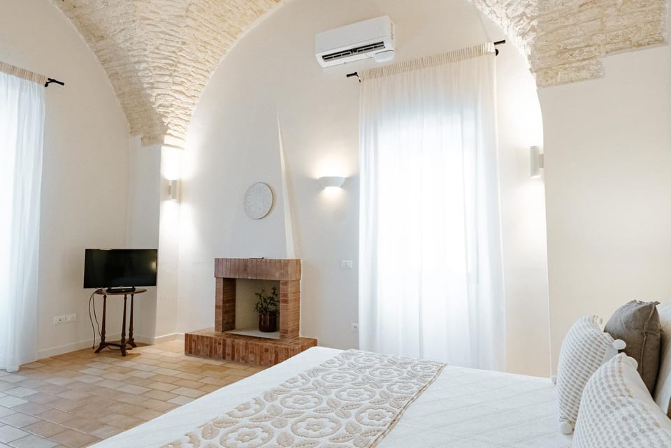 Bedroom, fireplace, fireplace