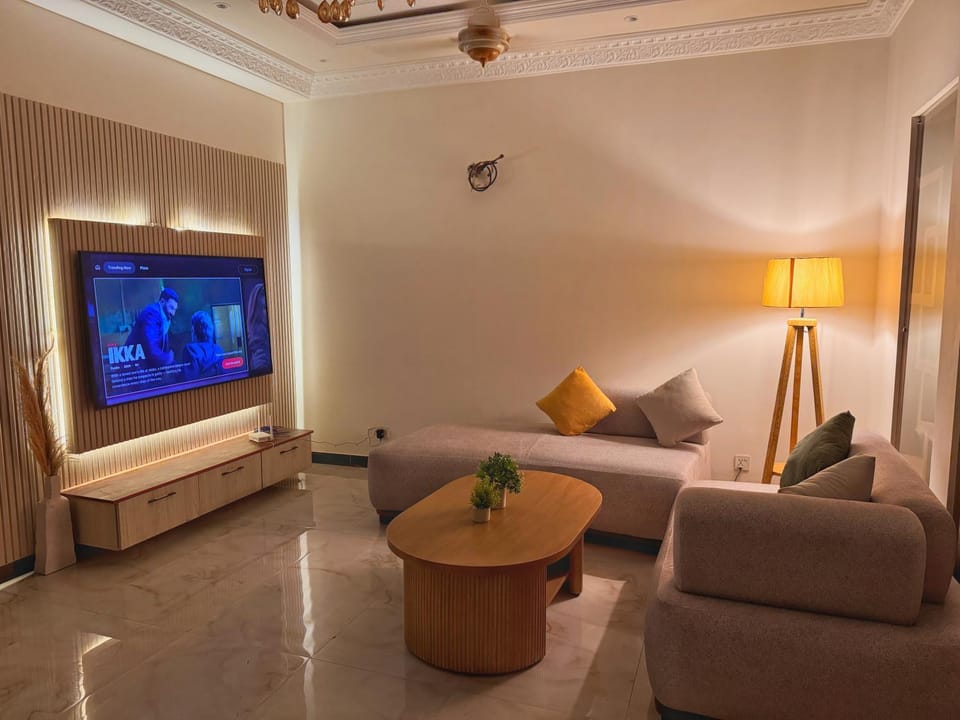 Communal lounge/ TV room, TV and multimedia, Living room, Evening entertainment