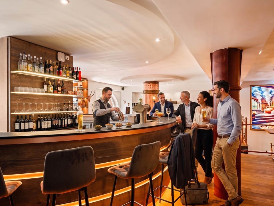 Restaurant/places to eat, Lounge or bar