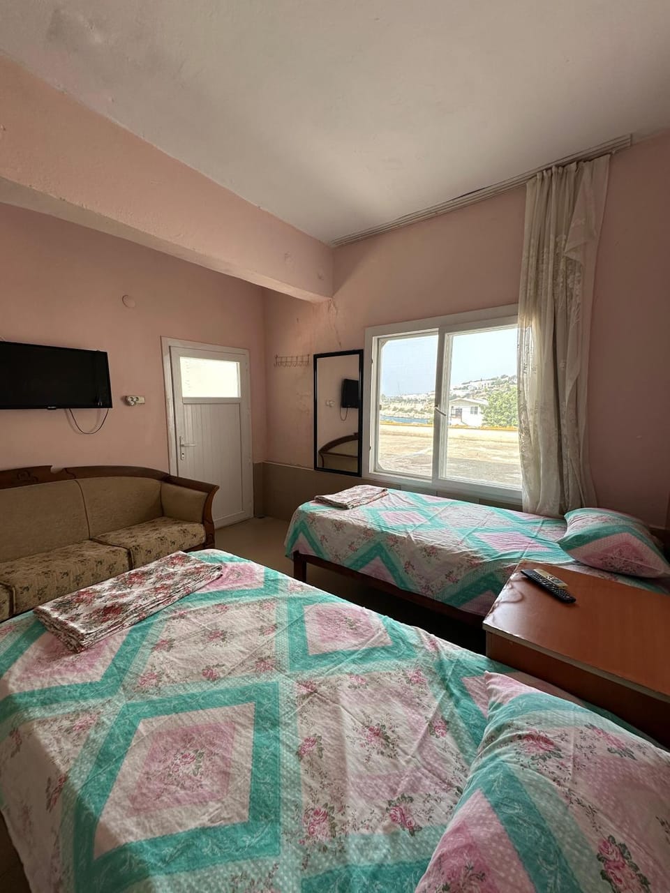 Communal lounge/ TV room, Bed, TV and multimedia, Bedroom